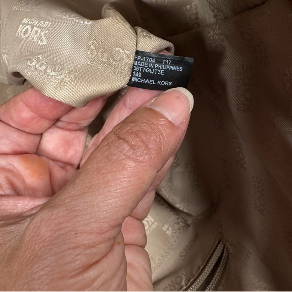 Michael Kors Met Center Stripe Carryall Tote in Vanilla/Gold - Picture 11 of 12